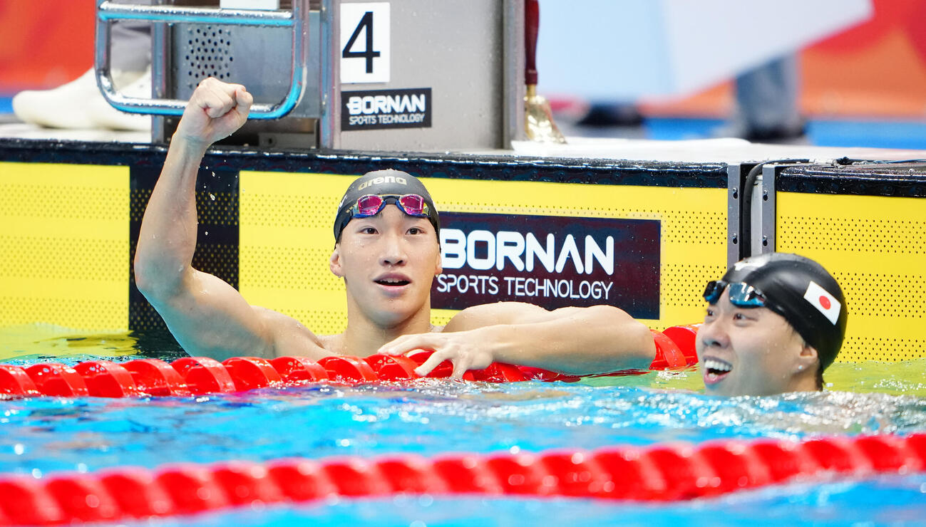 男子200メートル平泳ぎ決勝　世界新記録で金メダルを獲得し、ガッツポーズする大橋信。右は渡辺一平　（撮影・鈴木みどり）
