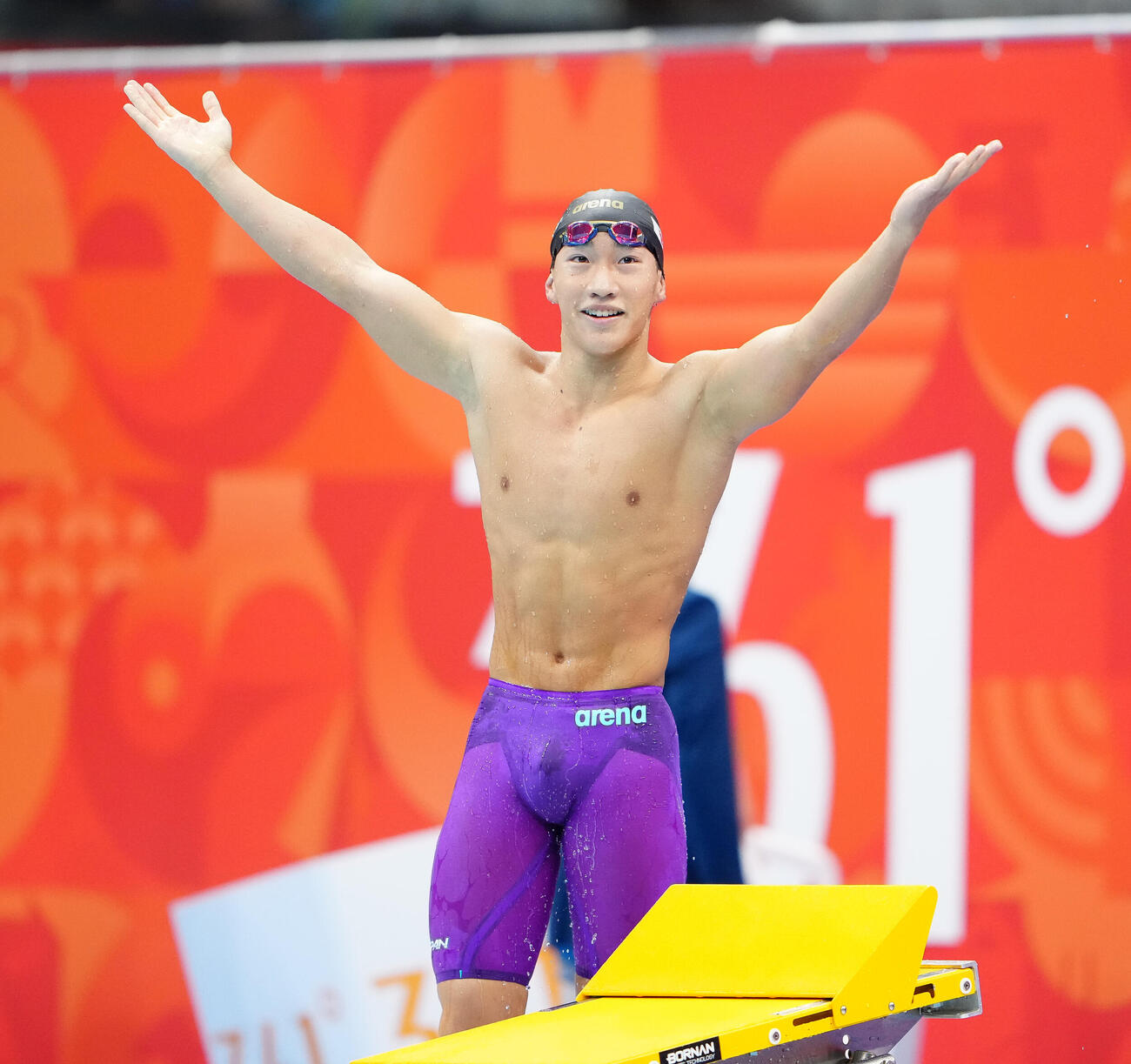 男子200メートル平泳ぎ決勝　世界新記録で金メダルを獲得し、両手を広げ声援に応える大橋信　（撮影・鈴木みどり）