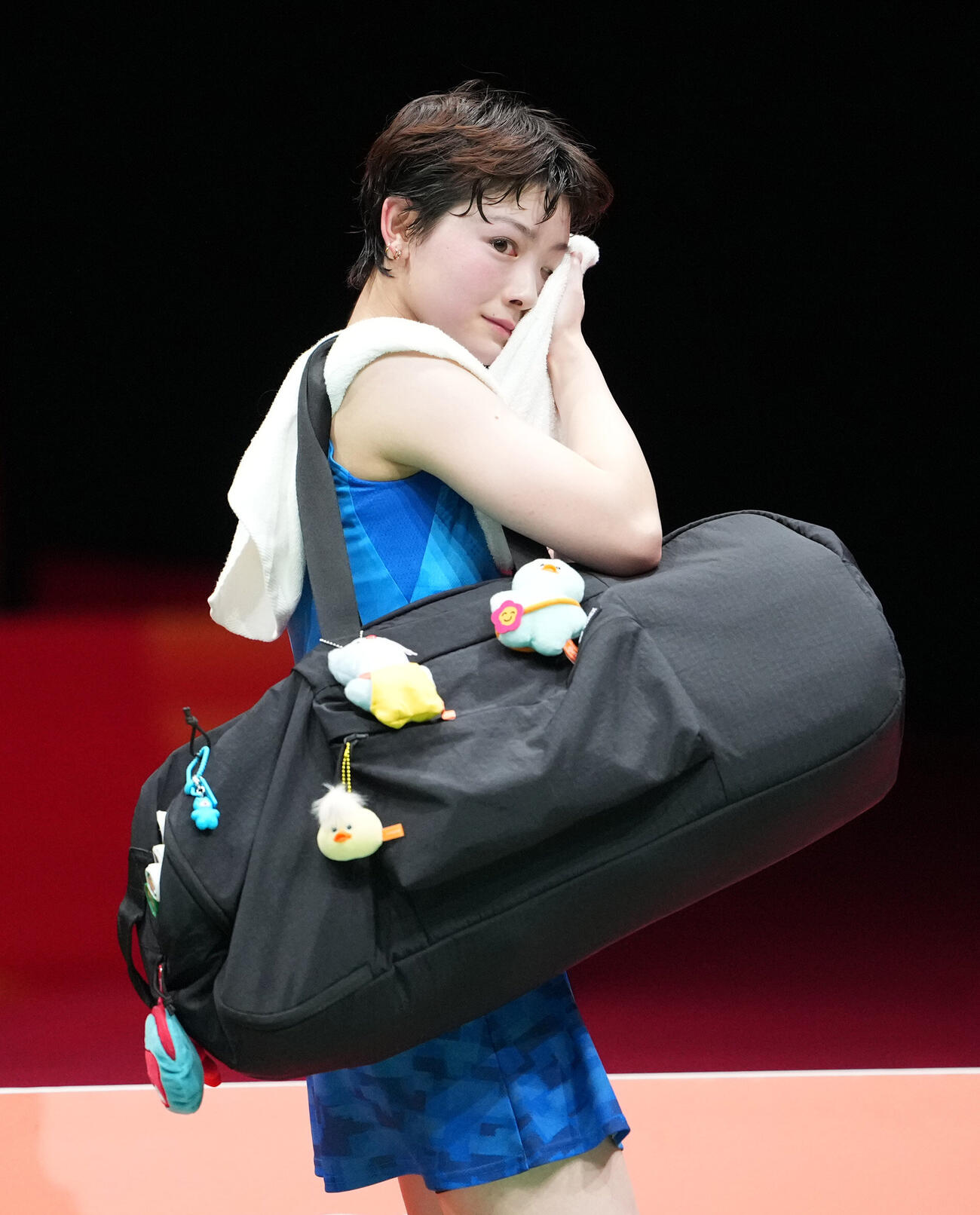 バドミントン女子団体決勝日本対中国　第3試合シングルス戦　敗戦し汗を拭きながら引き揚げる宮崎友花（撮影・森本幸一）