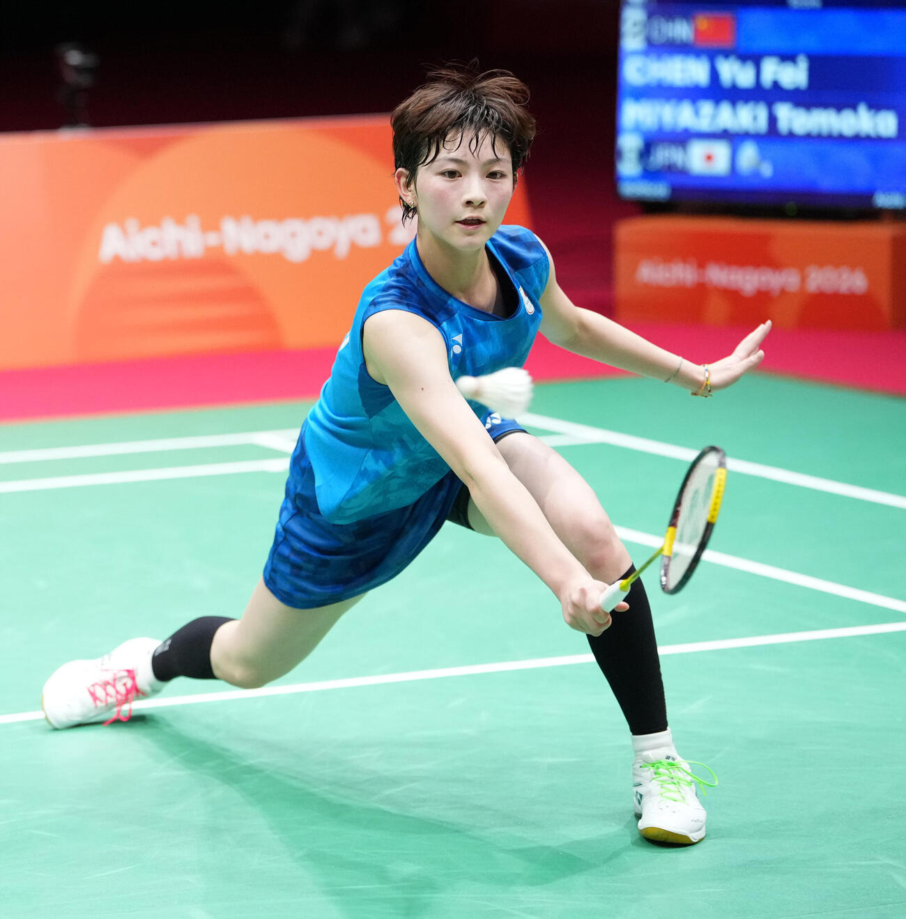 バドミントン女子団体決勝日本対中国　第3試合シングルス戦　シャトルを追う宮崎友花（撮影・森本幸一）