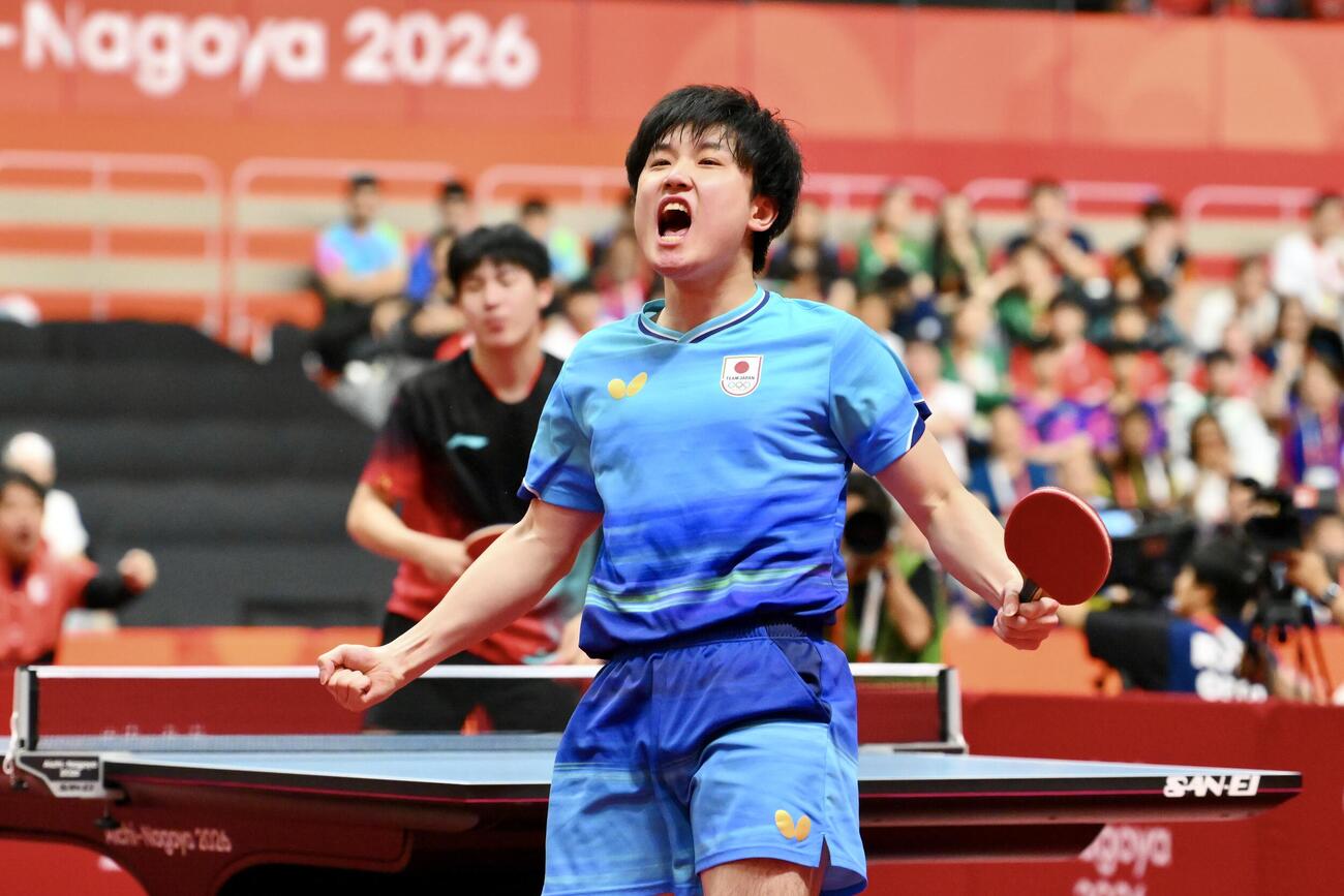 男子団体決勝　日本対中国　中国の選手に勝利し雄叫びをあげる張本智和（撮影・滝沢徹郎）