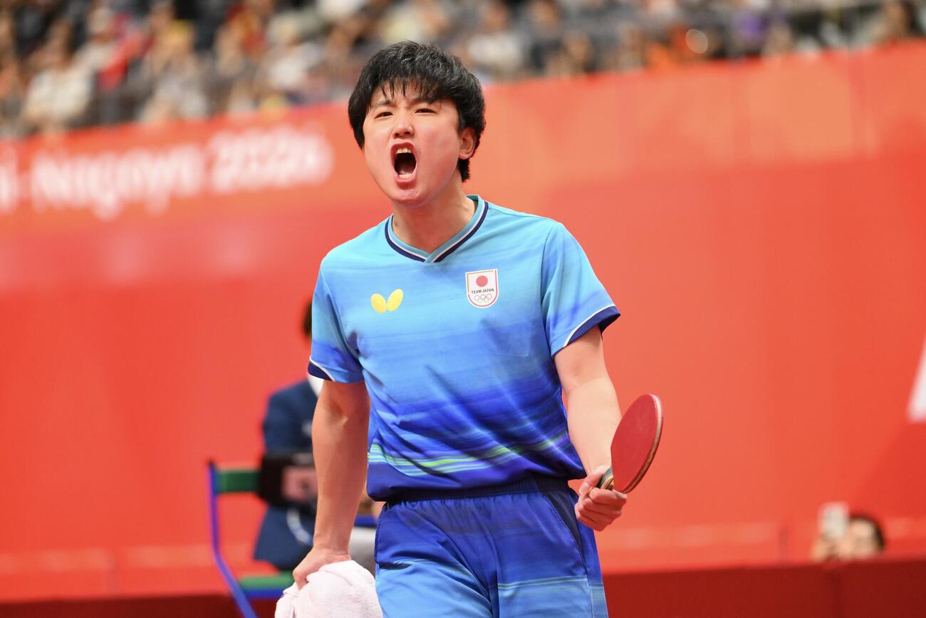 男子団体決勝　日本対中国　2勝目を挙げ雄叫びをあげる張本智和（撮影・滝沢徹郎）