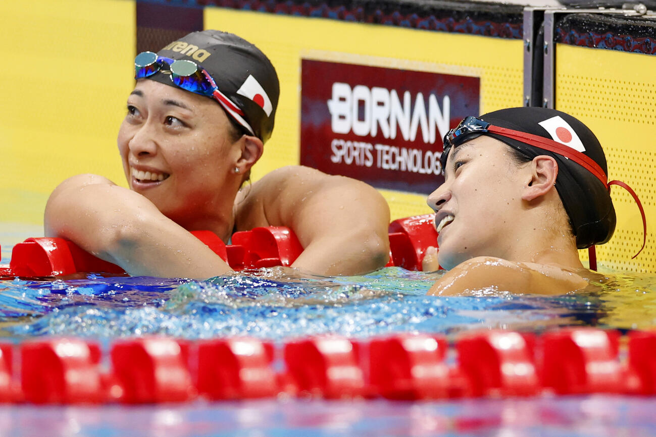 女子200メートル平泳ぎで優勝した加藤心冨（右）と4位の鈴木聡美（共同）