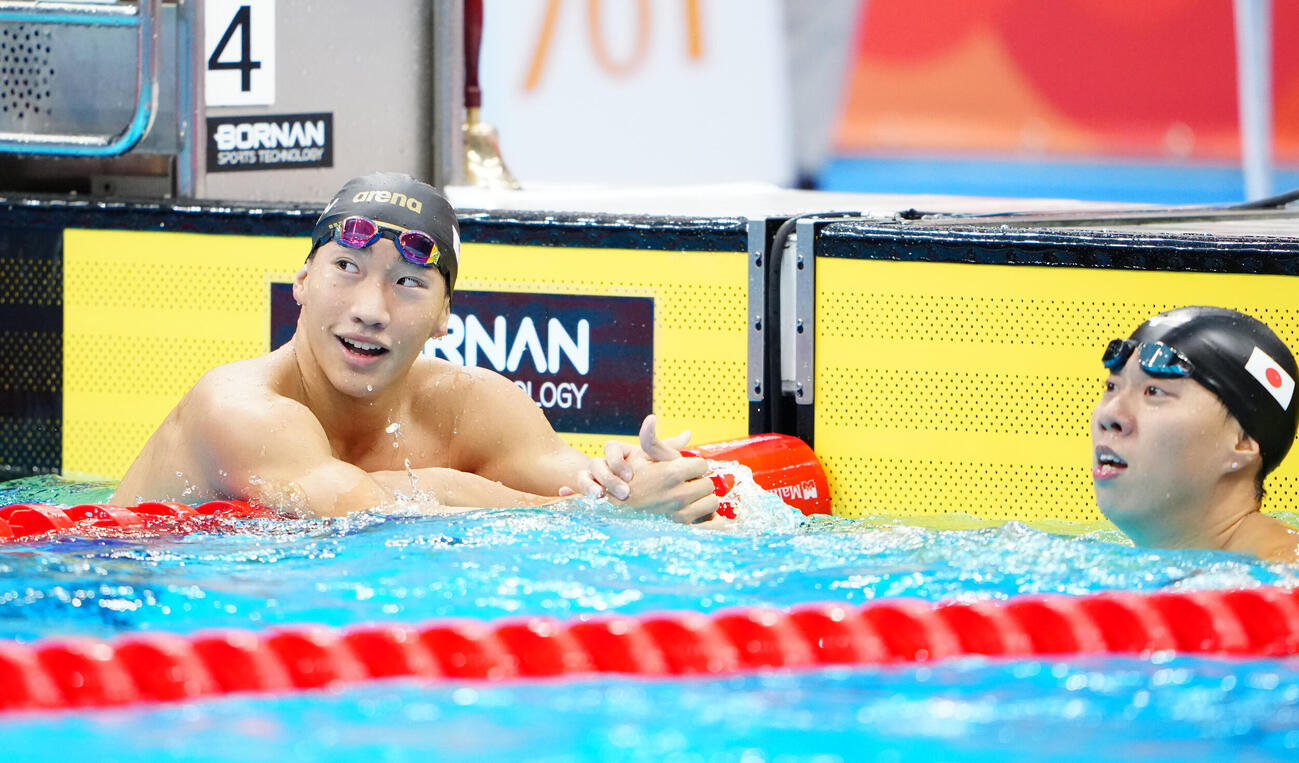 男子200メートル平泳ぎ決勝　世界新記録で金メダルを獲得した大橋信（左）は渡辺一平と握手を交わす大橋信（撮影・鈴木みどり）