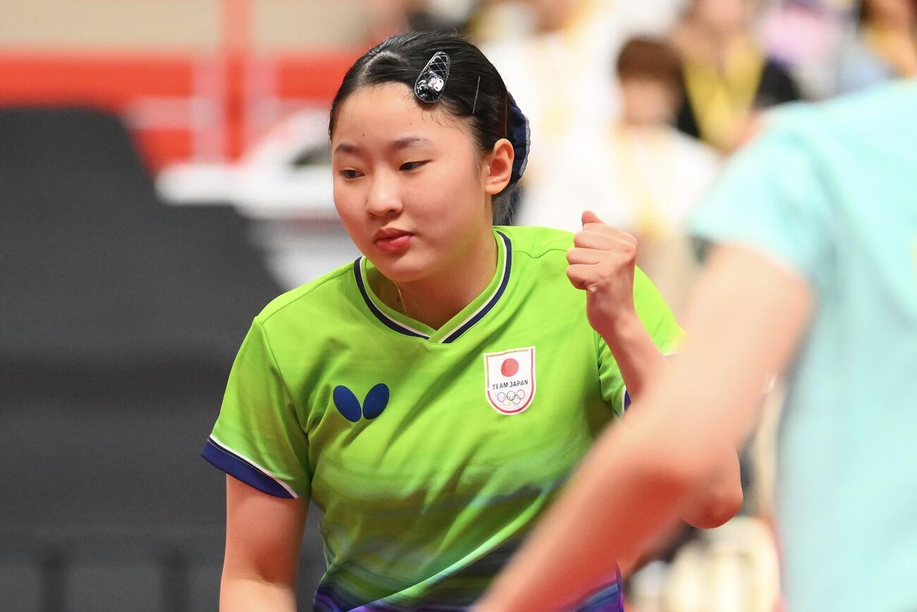 女子団体決勝　日本対中国　ポイントを奪いガッツポーズする張本美和（撮影・滝沢徹郎）