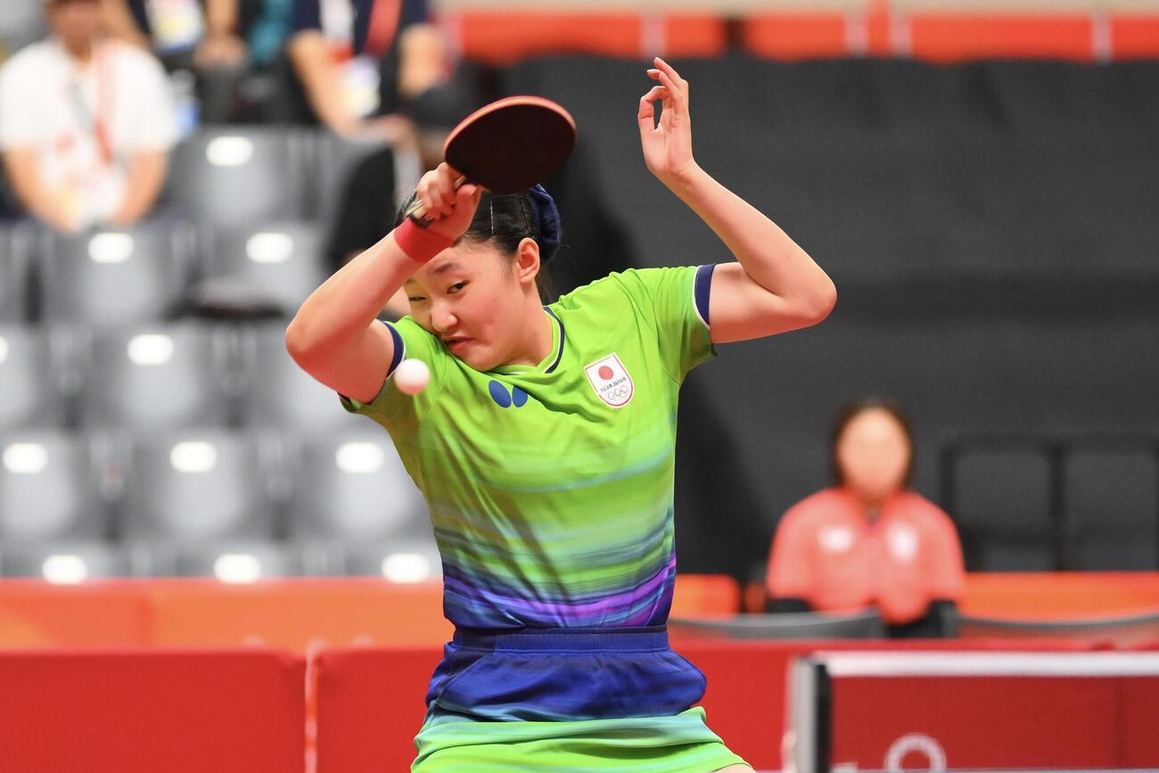 女子団体決勝　日本対中国　打ち込む張本美和（撮影・滝沢徹郎）