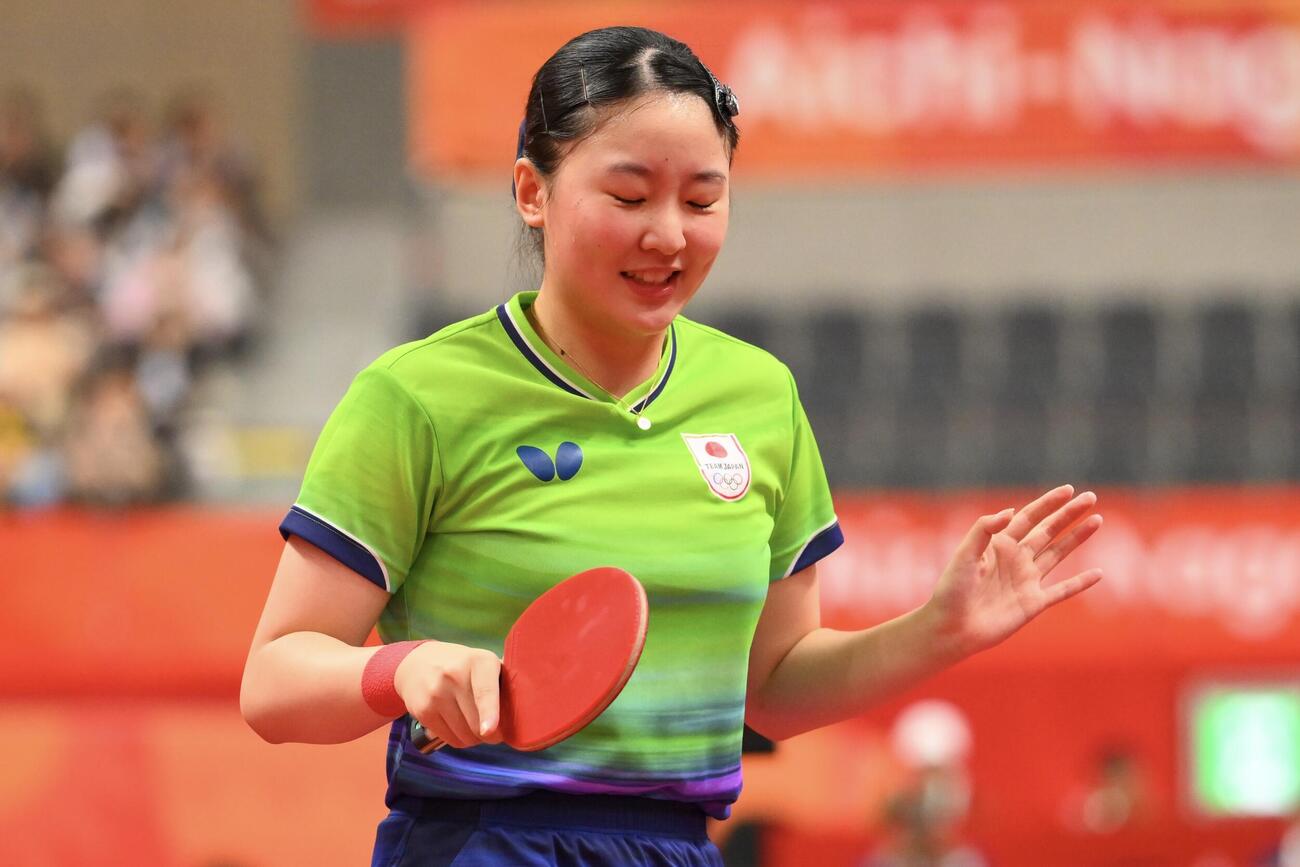 女子団体決勝　日本対中国　ポイントを奪われ悔しがる張本美和（撮影・滝沢徹郎）