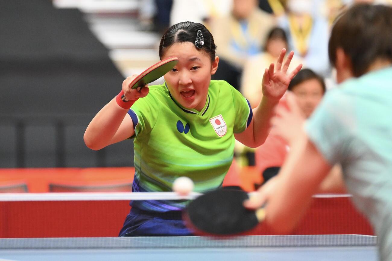 女子団体決勝　日本対中国　打ち込む張本美和（撮影・滝沢徹郎）