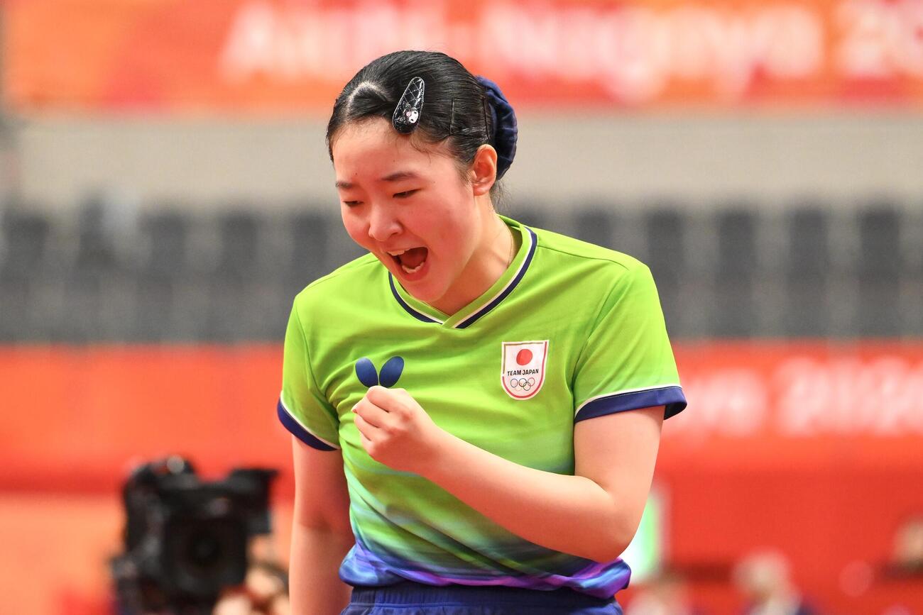 女子団体決勝　日本対中国　ポイントを奪いガッツポーズする張本美和（撮影・滝沢徹郎）