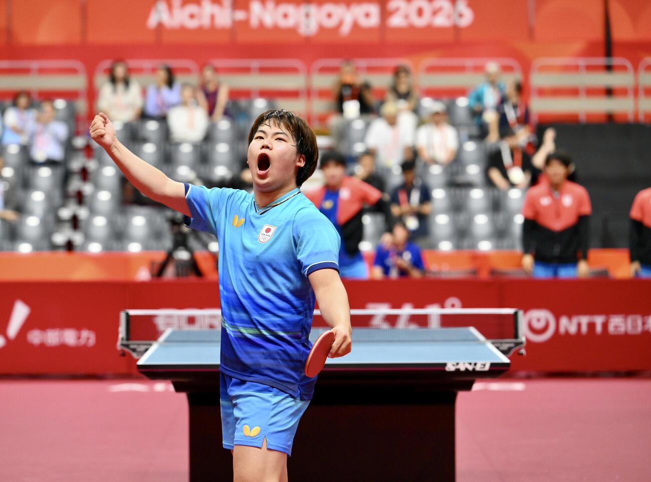 男子団体決勝　中国を破り優勝を決めガッツポーズする松島輝空（撮影・滝沢徹郎）