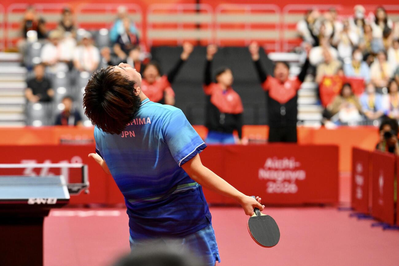 男子団体決勝　中国を破り優勝を決めた松島輝空は天を仰ぐ（撮影・滝沢徹郎）