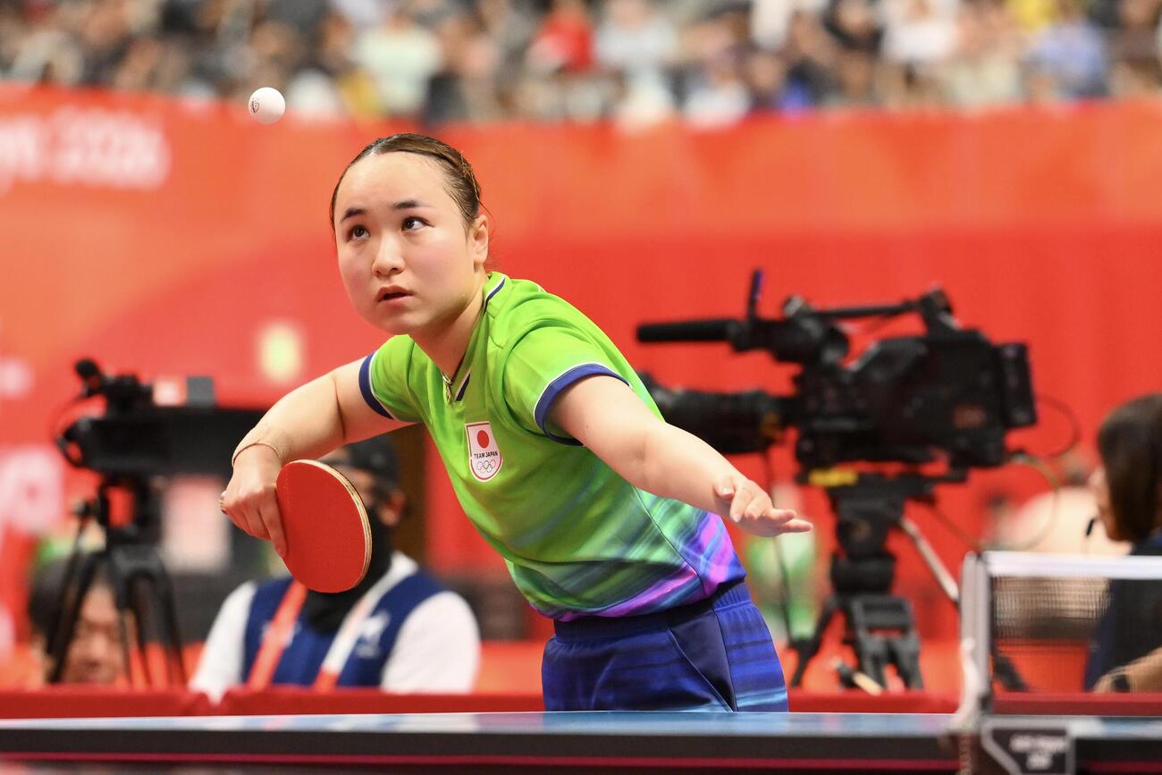 女子団体決勝　日本対中国　サーブを放つ伊藤美誠（撮影・滝沢徹郎）