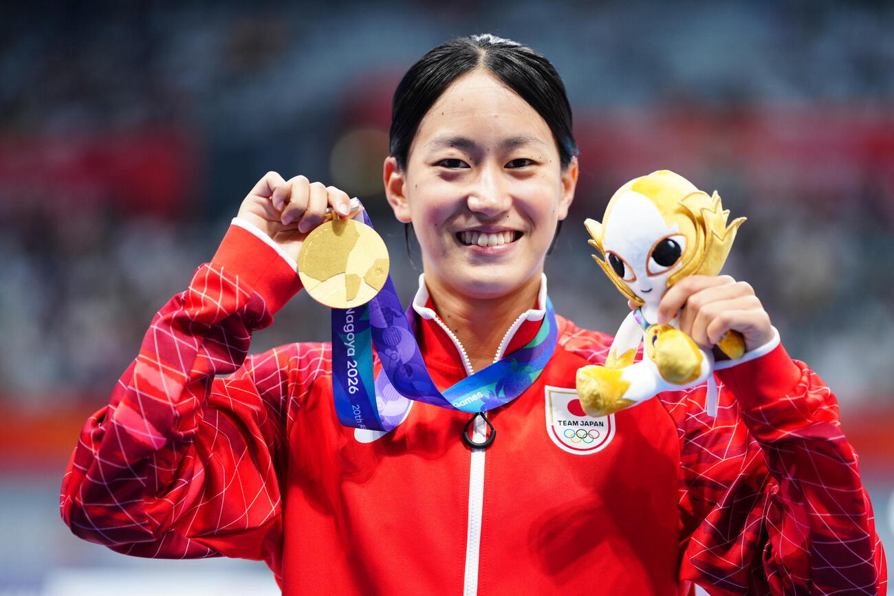 女子200メートル平泳ぎ　金メダルを獲得し、笑顔で記念撮影に納まる加藤心冨（撮影・鈴木みどり）