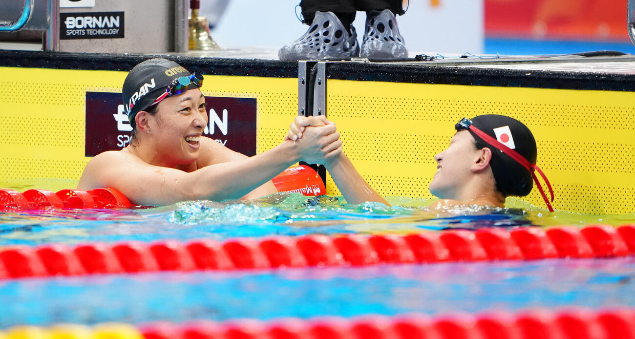女子200メートル平泳ぎ決勝　金メダルの加藤心冨（右）をねぎらう鈴木聡美（撮影・鈴木みどり）