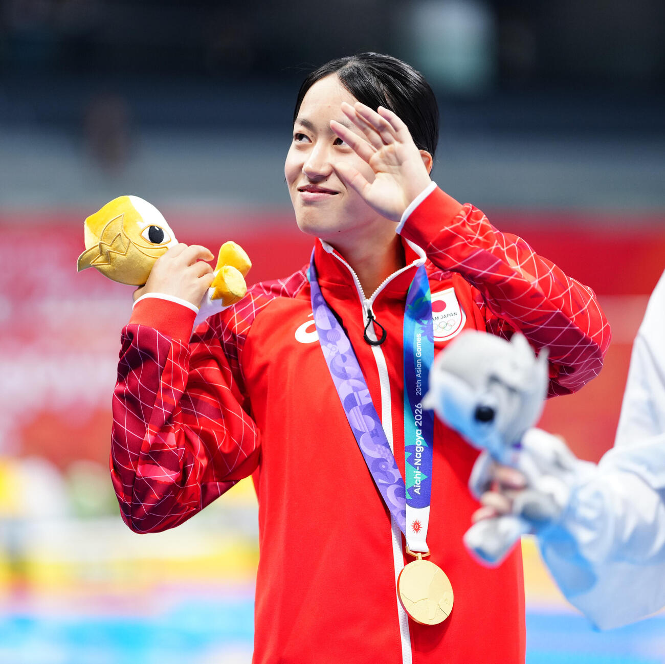 女子200メートル平泳ぎ　金メダルを獲得し、声援に応える加藤心冨（撮影・鈴木みどり）