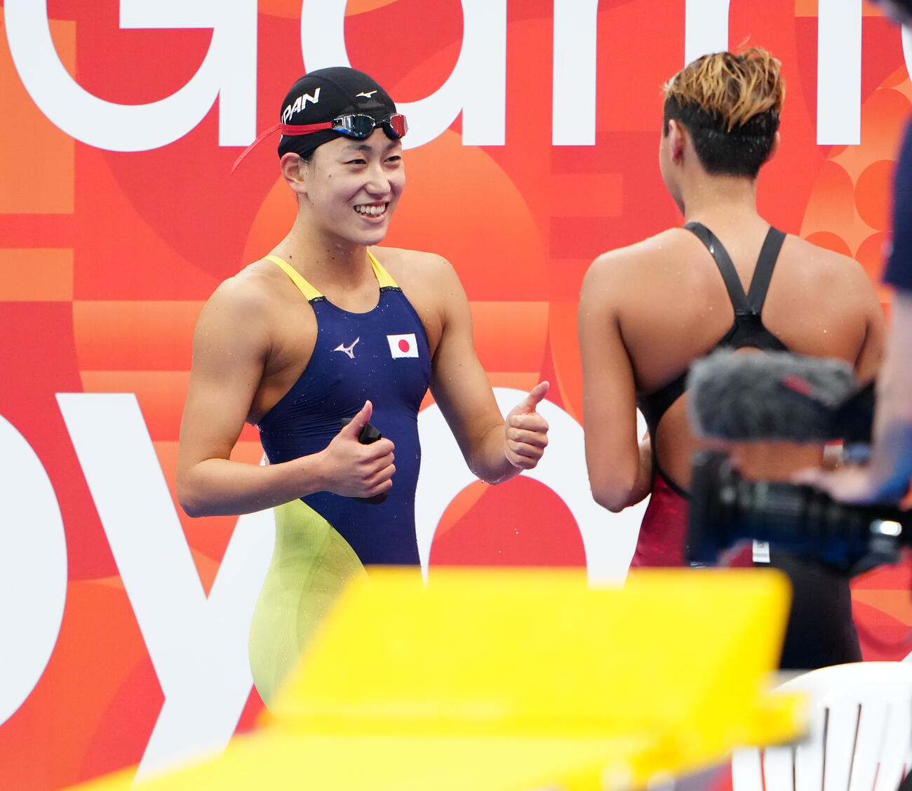 女子200メートル平泳ぎ決勝　金メダルを獲得し、笑顔の加藤心冨（左）（撮影・鈴木みどり）