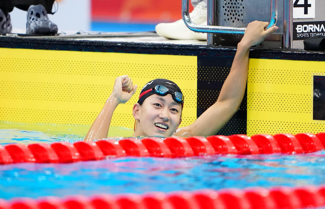 女子200メートル平泳ぎ決勝　金メダルを獲得し、ガッツポーズする加藤心冨（撮影・鈴木みどり）