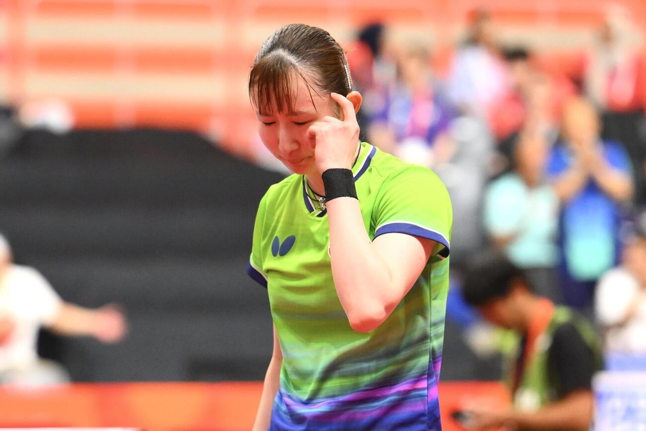 女子団体決勝　日本対中国　ポイントを奪われ浮かない表情の早田ひな（撮影・滝沢徹郎）