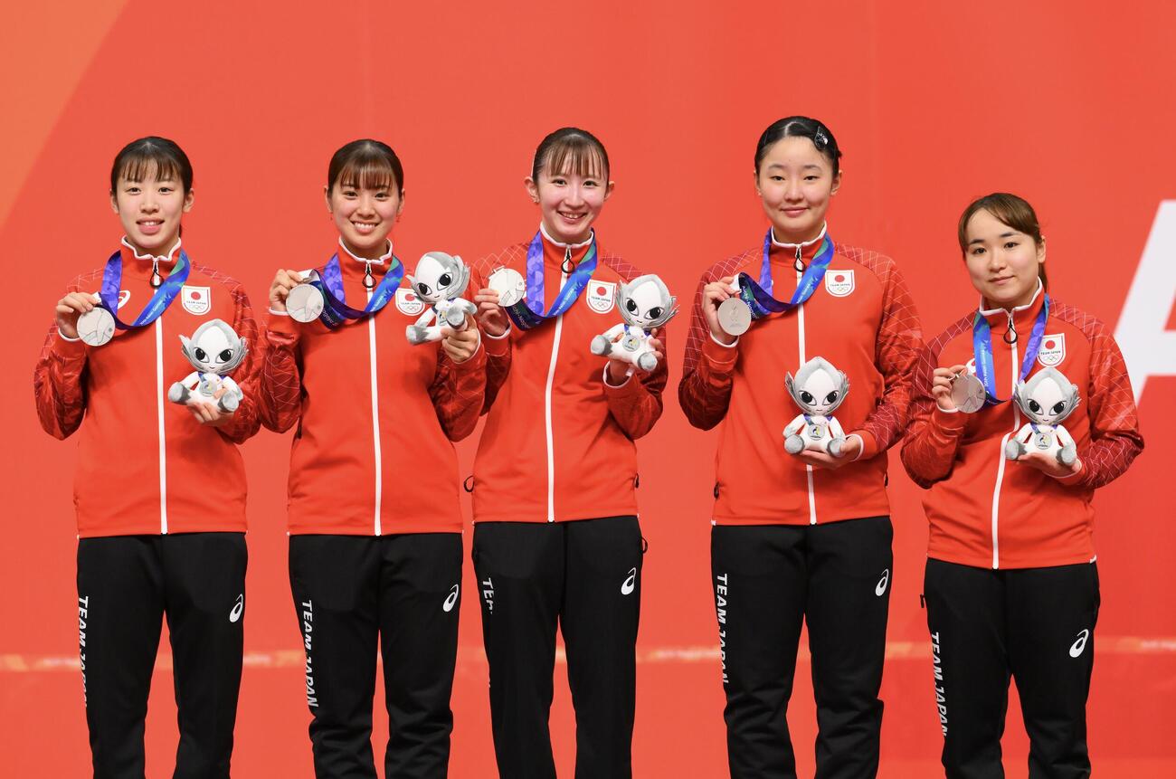 女子団体で銀メダルの、左から面手凛、長崎美柚、早田ひな、張本美和、伊藤美誠（撮影・滝沢徹郎）