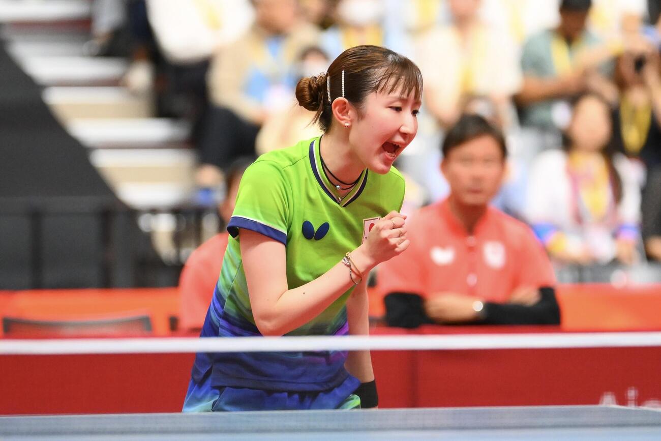女子団体決勝　日本対中国　ポイントを奪いガッツポーズする早田ひな（撮影・滝沢徹郎）