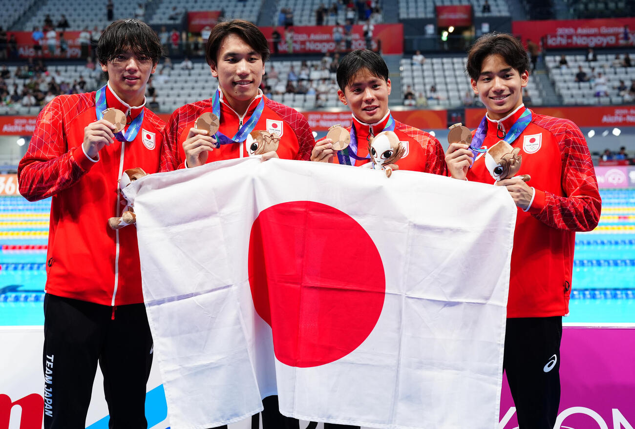 男子400メートルリレー　銅メダルを獲得し記念撮影に納まる、左から光永翔音、松元克央、松本周也、村佐達也（撮影・鈴木みどり）