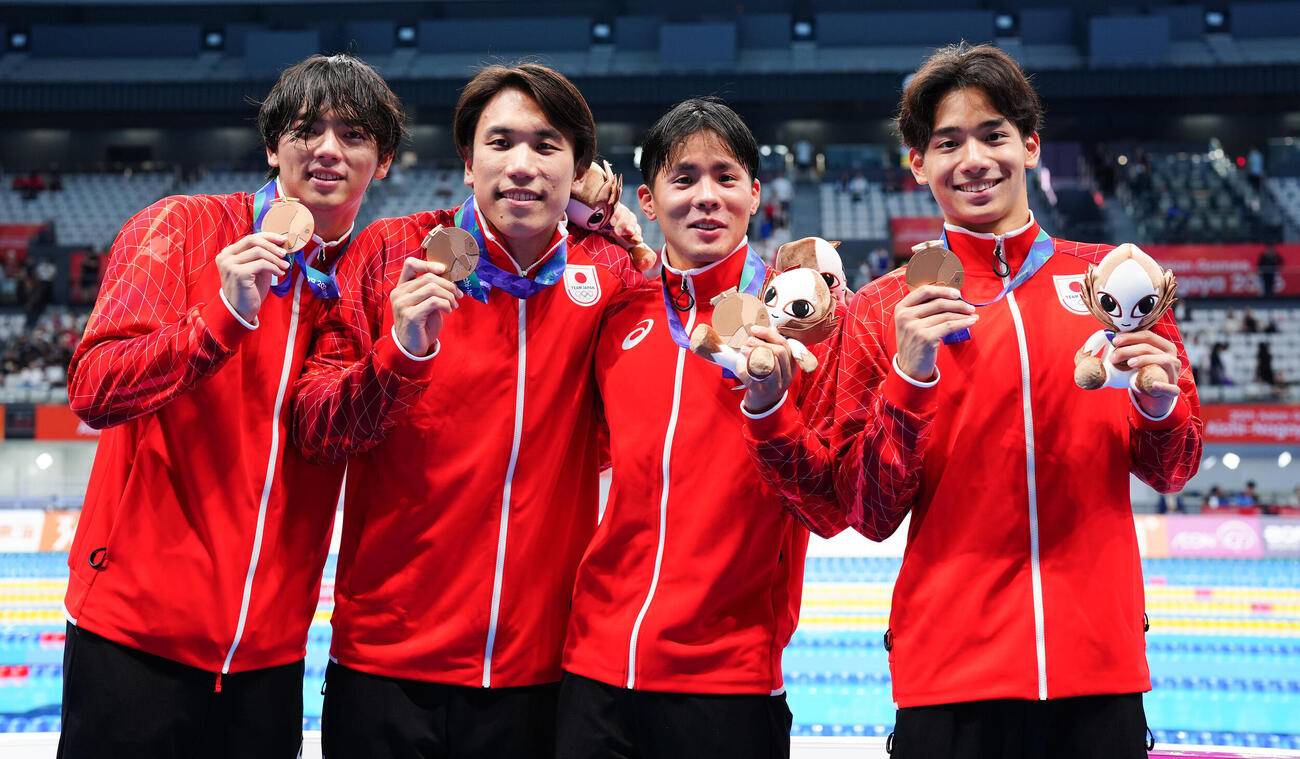 男子400メートルリレー　銅メダルを獲得し記念撮影に納まる、左から光永翔音、松元克央、松本周也、村佐達也（撮影・鈴木みどり）