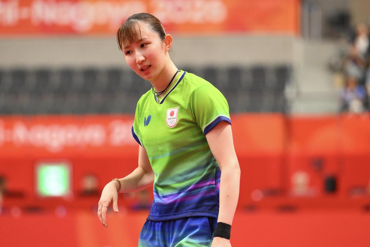 女子団体決勝　日本対中国　ポイントを奪われ浮かない表情の早田ひな（撮影・滝沢徹郎）