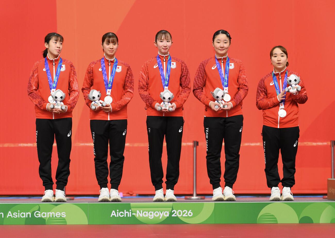 女子団体で銀メダルの、左から面手凛、長崎美柚、早田ひな、張本美和、伊藤美誠（撮影・滝沢徹郎）