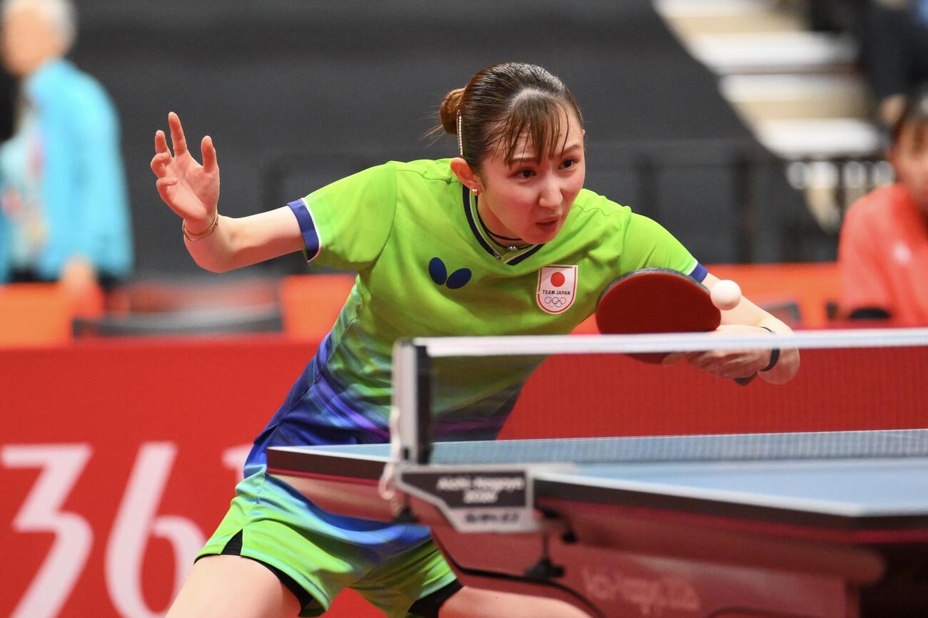 女子団体決勝　日本対中国　ラリーをする早田ひな（撮影・滝沢徹郎）