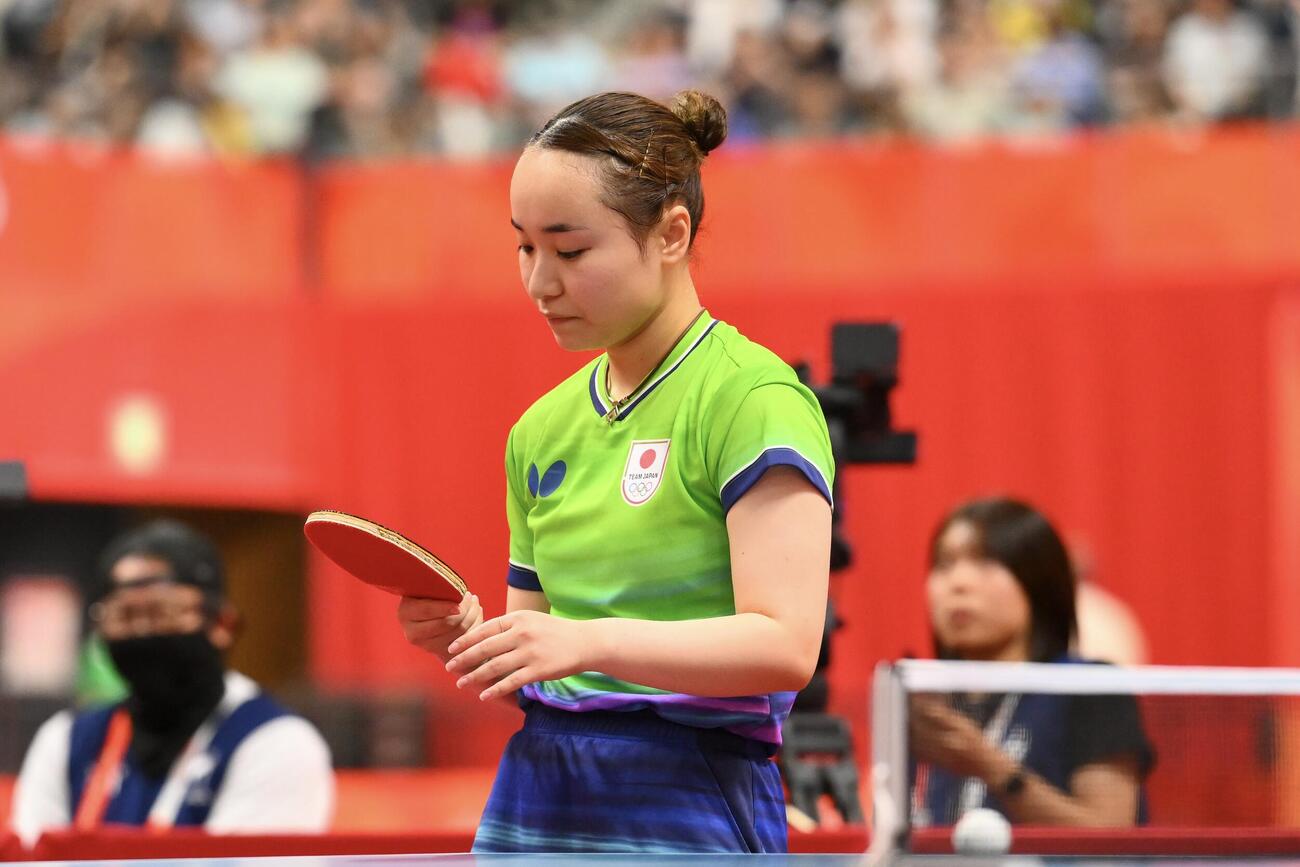 女子団体決勝　日本対中国　ポイントを奪われた伊藤美誠（撮影・滝沢徹郎）
