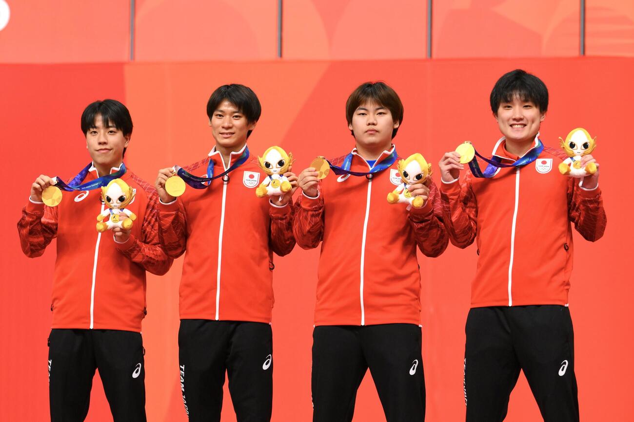 2026年9月24日、男子団体で金メダルの左から、篠塚大登、戸上隼輔、松島輝空、張本智和