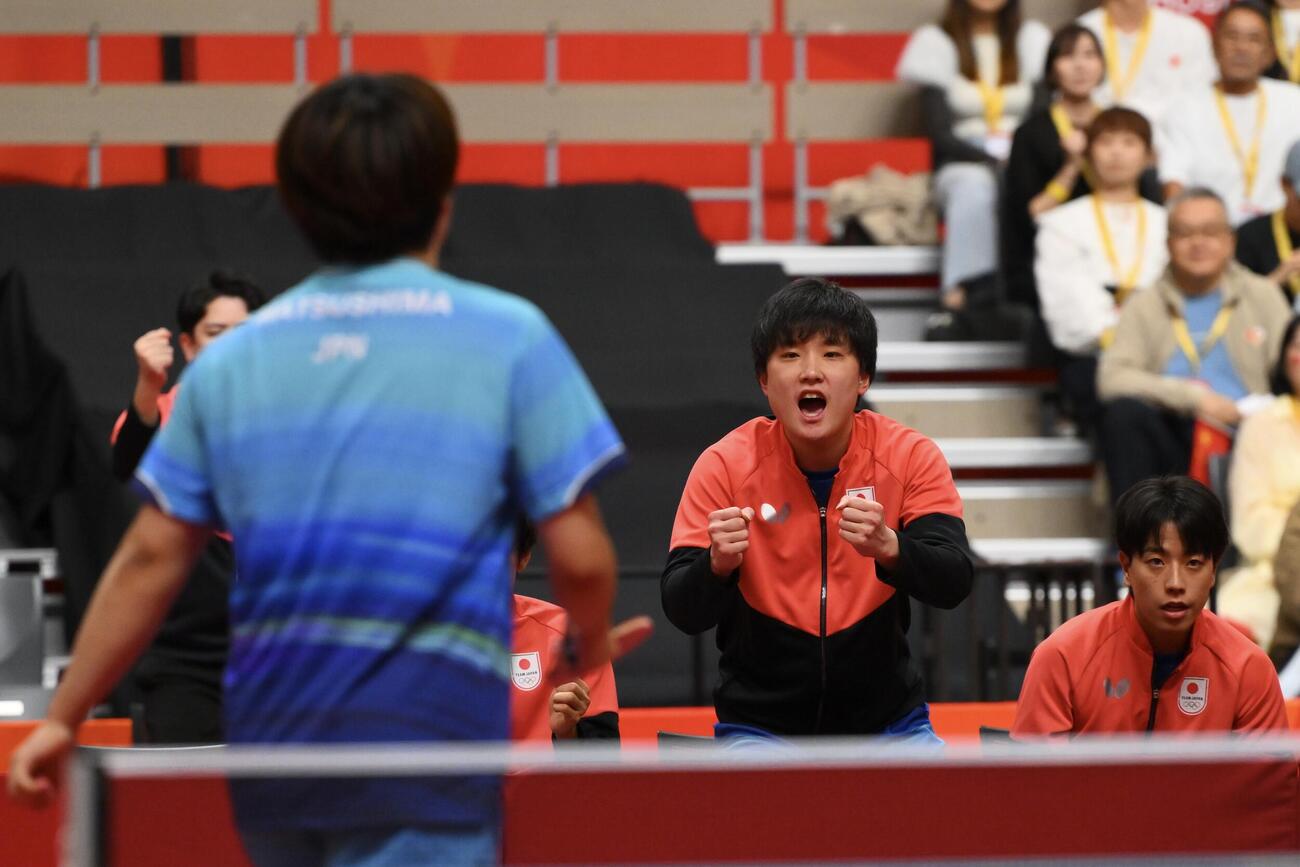 男子団体決勝　日本対中国　松島輝空がポイントを奪い盛り上がる張本智和（撮影・滝沢徹郎）