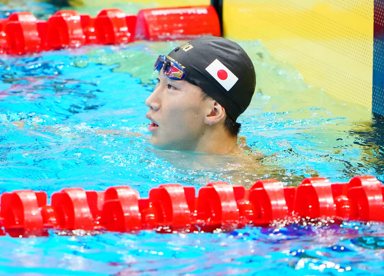 男子50メートル平泳ぎ予選　タイムを確認する大橋信（撮影・鈴木みどり）