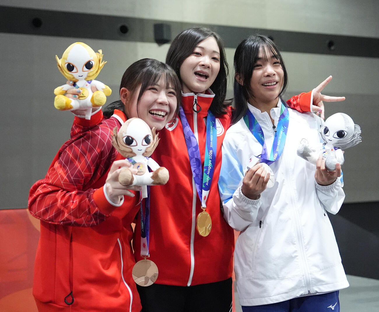女子男子スケートボードパーク決勝　銅メダルを獲得した岡本碧優（左）と金メダルを獲得した長谷川瑞穂（中央）（撮影・森本幸一）