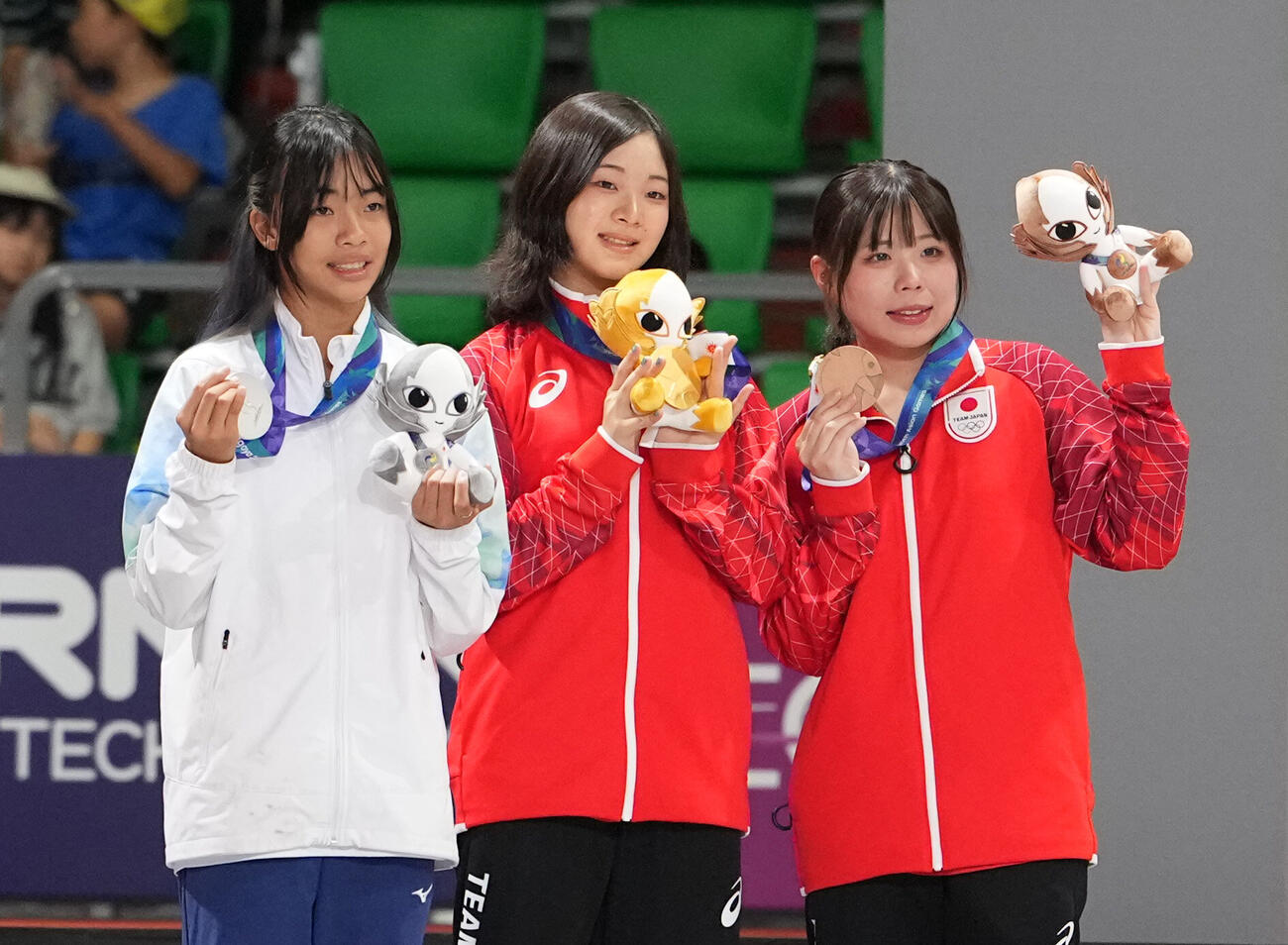 女子男子スケートボードパーク決勝　銅メダルを獲得した岡本碧優（右）と金メダルを獲得した長谷川瑞穂（中央）（撮影・森本幸一）