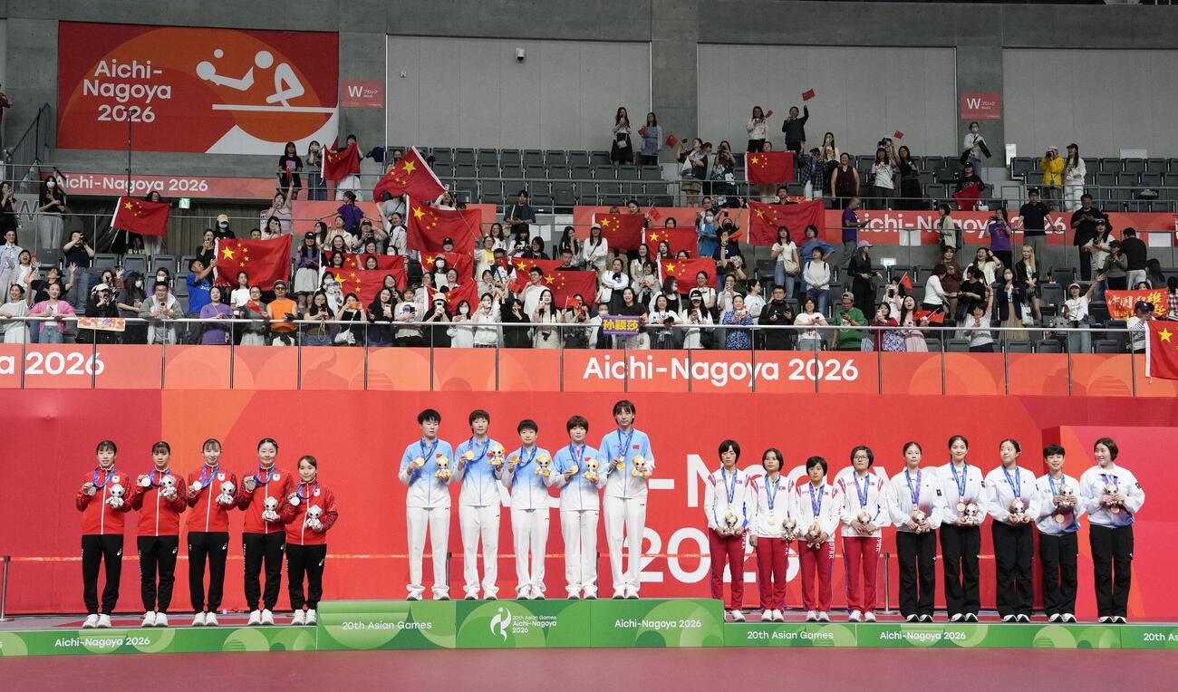 女子団体の表彰台に上がった（左から）銀の日本、金の中国、銅の北朝鮮と韓国の選手たち＝豊田市総合体育館