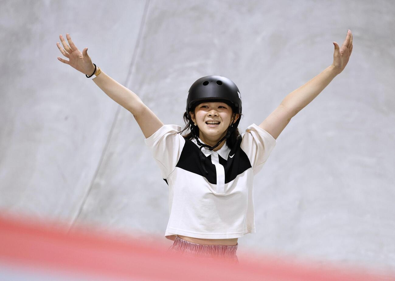 女子パークで優勝し喜ぶ長谷川瑞穂＝愛知県国際展示場（共同）
