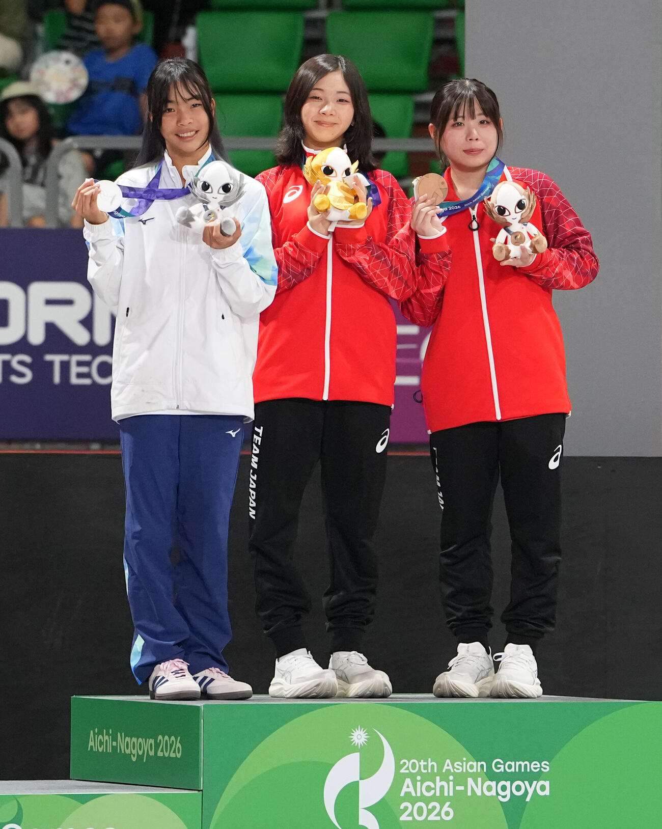 女子男子スケートボードパーク決勝　銅メダルを獲得した岡本碧優（右）と金メダルを獲得した長谷川瑞穂（中央）（撮影・森本幸一）