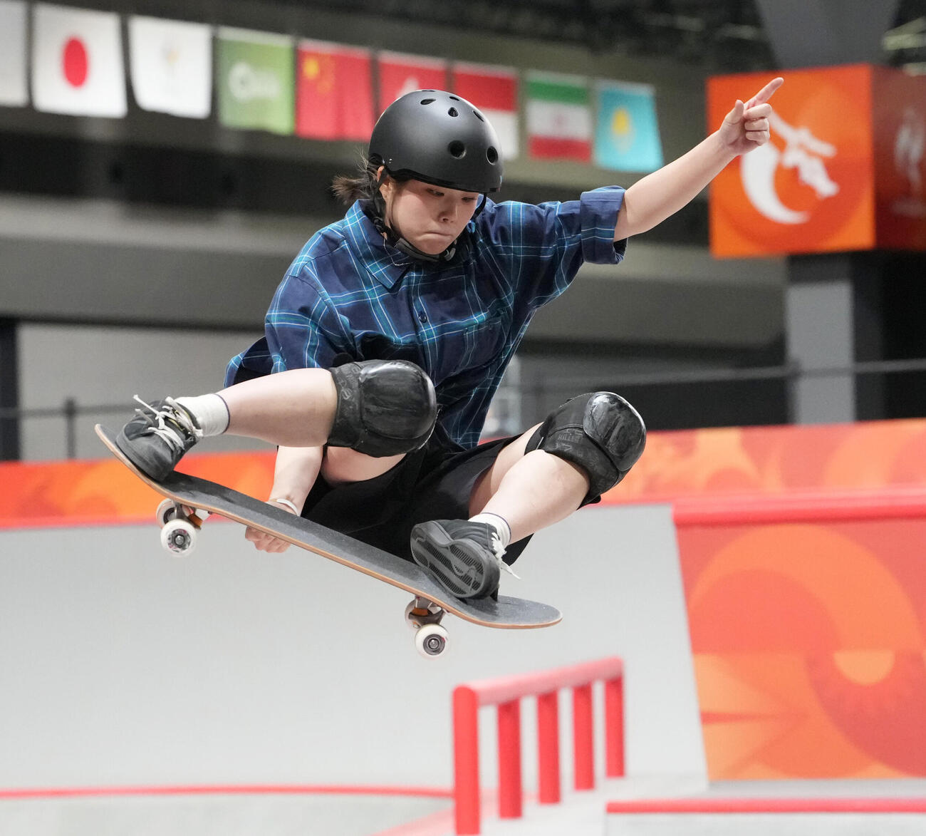 女子スケートボードパーク決勝　華麗な演技を披露する岡本碧優（撮影・森本幸一）