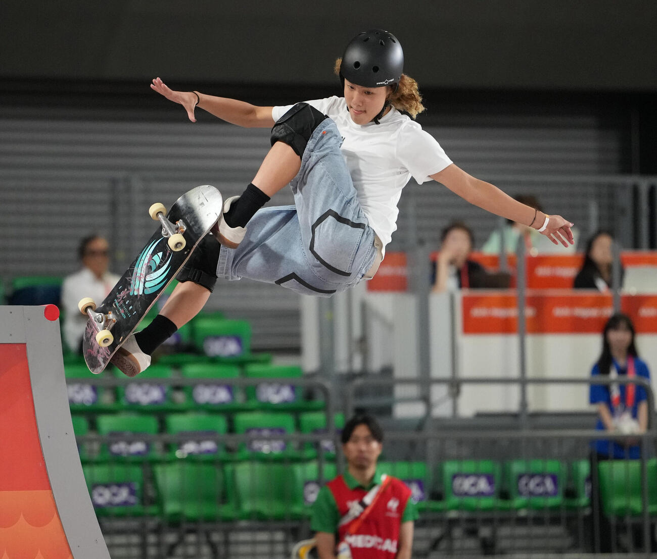 男子スケートボードパーク決勝　華麗な演技を披露する志治群青（撮影・森本幸一）