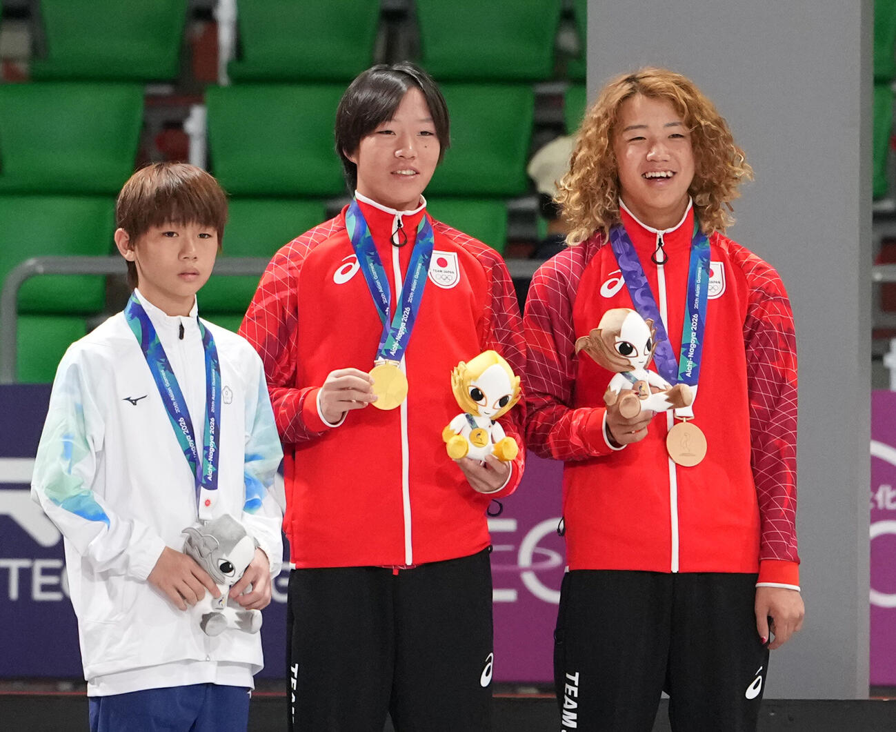 男子スケートボードパーク決勝　銅メダルを獲得した志治群青（右）と金メダルを獲得した永原依弦（中央）（撮影・森本幸一）