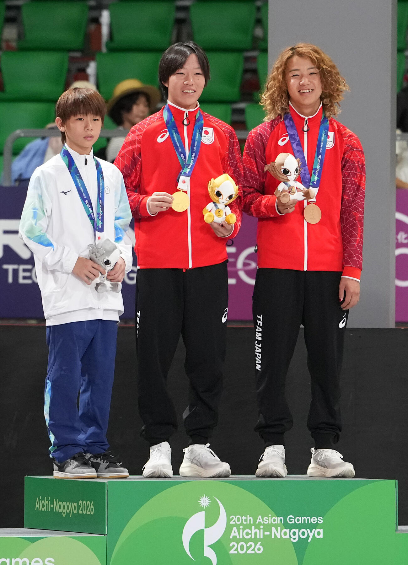 男子スケートボードパーク決勝　銅メダルを獲得した志治群青（右）と金メダルを獲得した永原依弦（中央）（撮影・森本幸一）