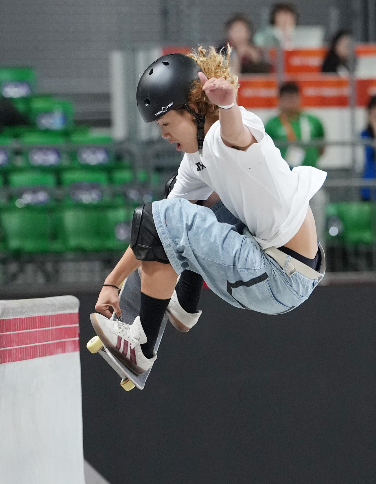 男子スケートボードパーク決勝　華麗な演技を披露する志治群青（撮影・森本幸一）