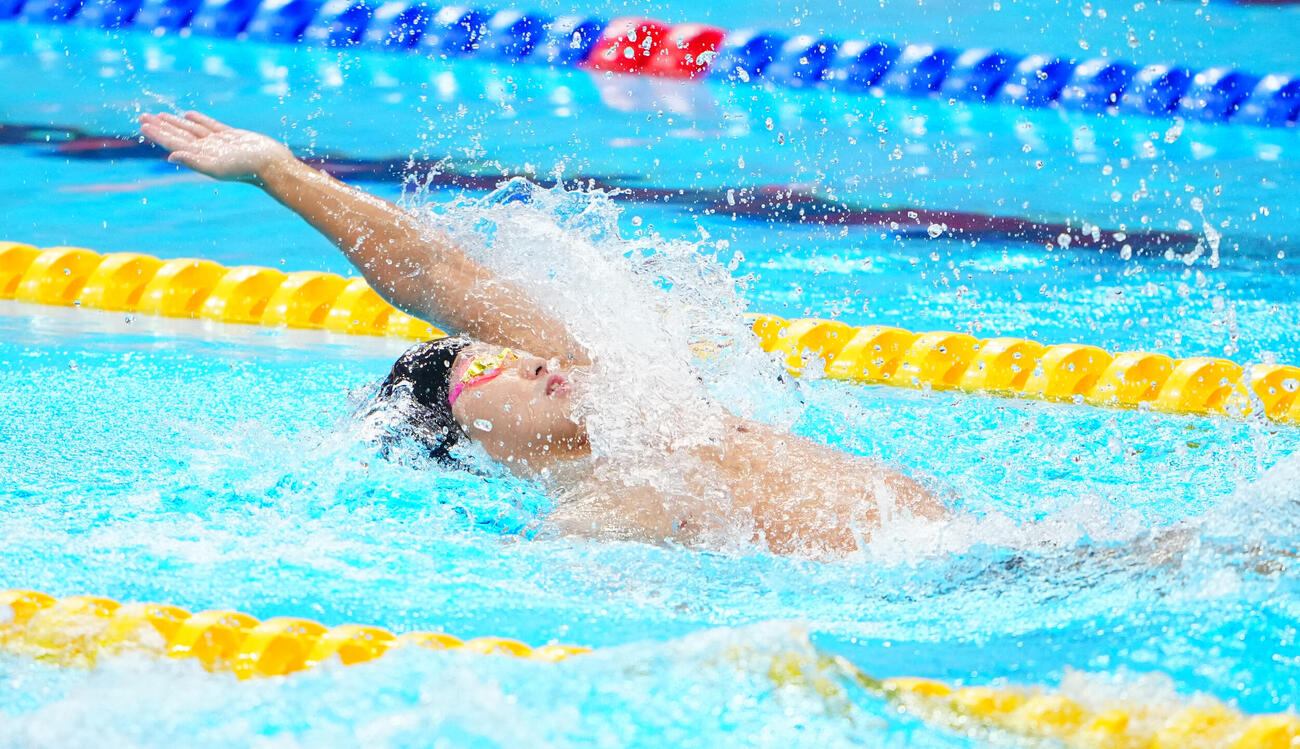 男子200メートル背泳ぎ予選　力泳する西小野皓大（撮影・鈴木みどり）