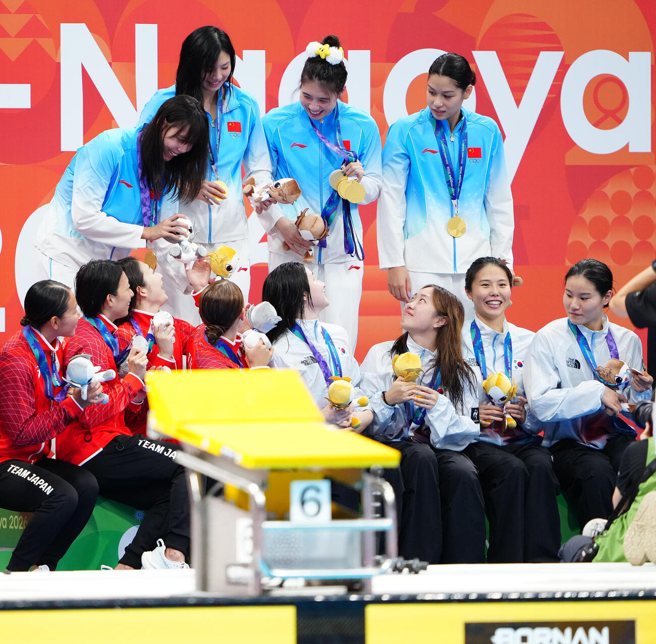 女子400メートルメドレーリレー　中国の選手とぬいぐるみを交換する池江璃花子（前列左から3人目）（撮影・鈴木みどり）
