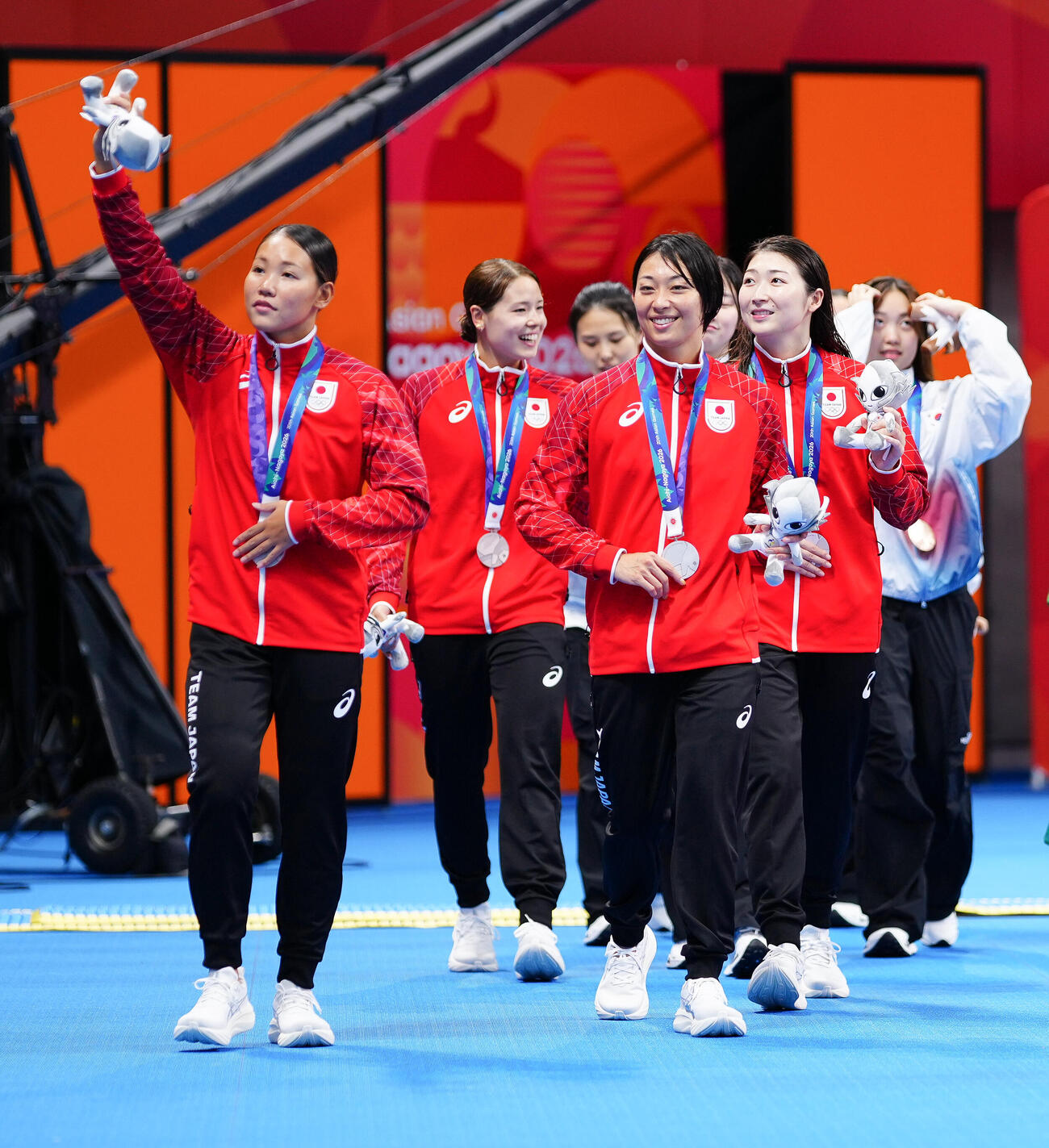 女子400メートルメドレーリレー　表彰式を終え、声援に応えながら移動する、左から白井璃緒、池本凪沙、鈴木聡美、池江璃花子（撮影・鈴木みどり）