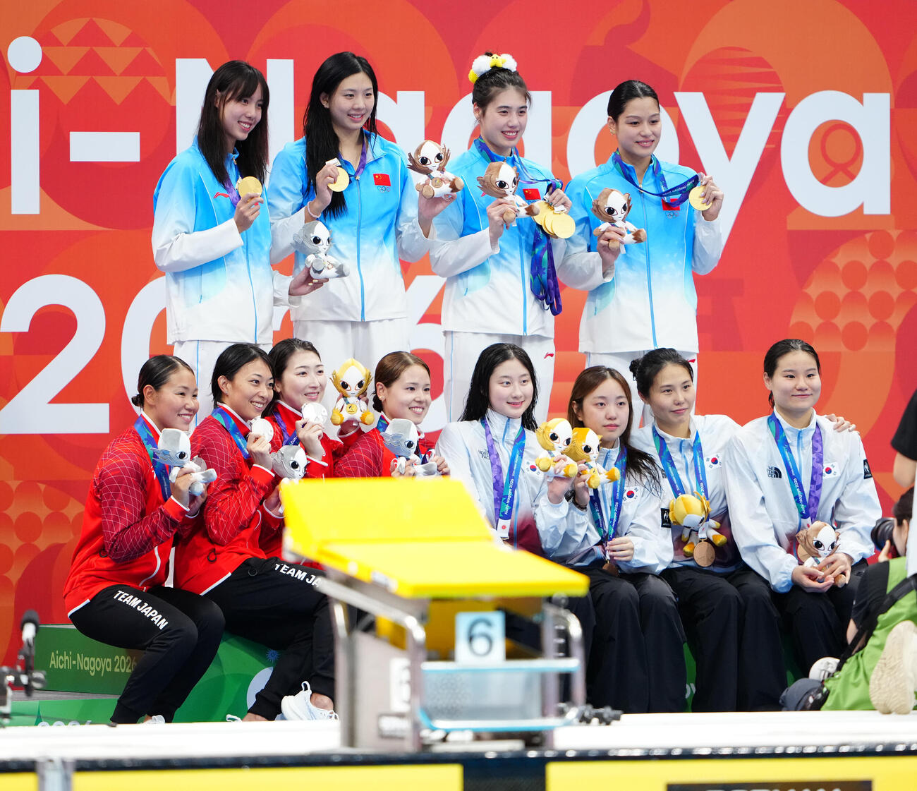 女子400メートルメドレーリレー　ぬいぐるみを交換し、記念撮影に納まるメダリストたち。前列左から白井璃緒、鈴木聡美、池江璃花子、池本凪沙（撮影・鈴木みどり）