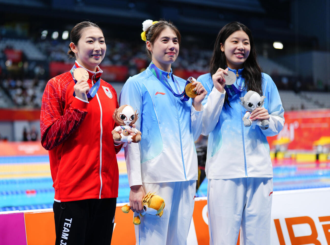 女子50メートルバタフライ決勝　銅メダルの池江璃花子（左）は記念撮影で笑顔（撮影・鈴木みどり）