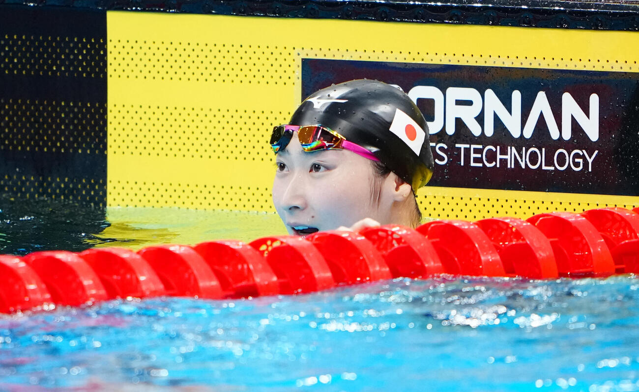 女子50メートルバタフライ決勝　タイムを確認する池江璃花子（撮影・鈴木みどり）