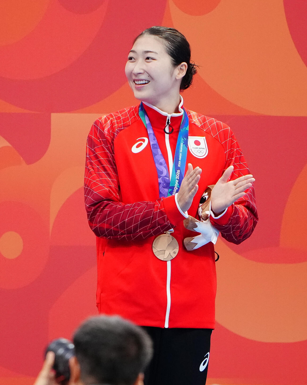 女子50メートルバタフライ決勝　銅メダルを獲得した池江璃花子は表彰台で笑顔（撮影・鈴木みどり）